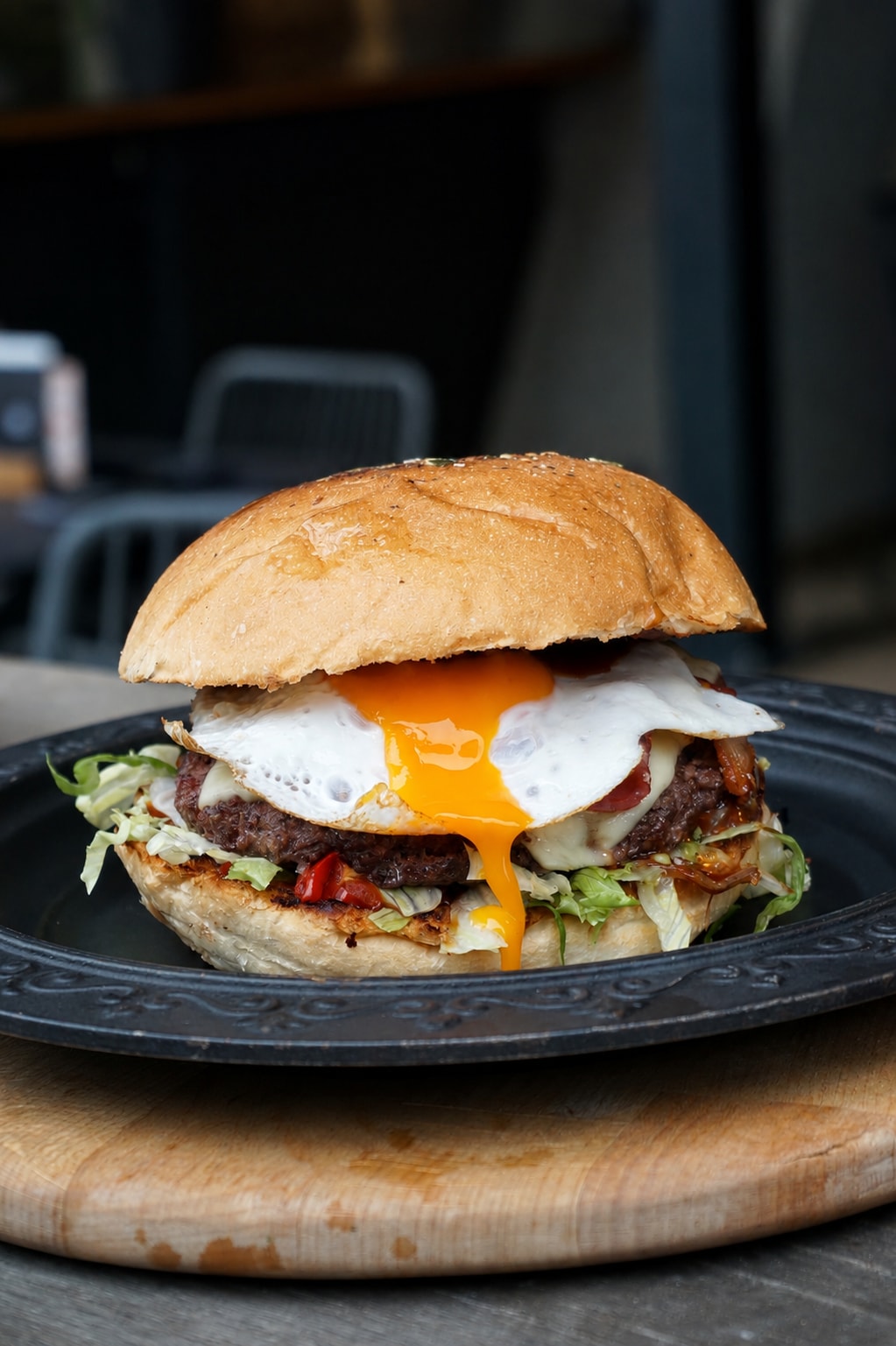 Burger Nostalgija s sirom, slanino, jajcem in čebulno marmelado