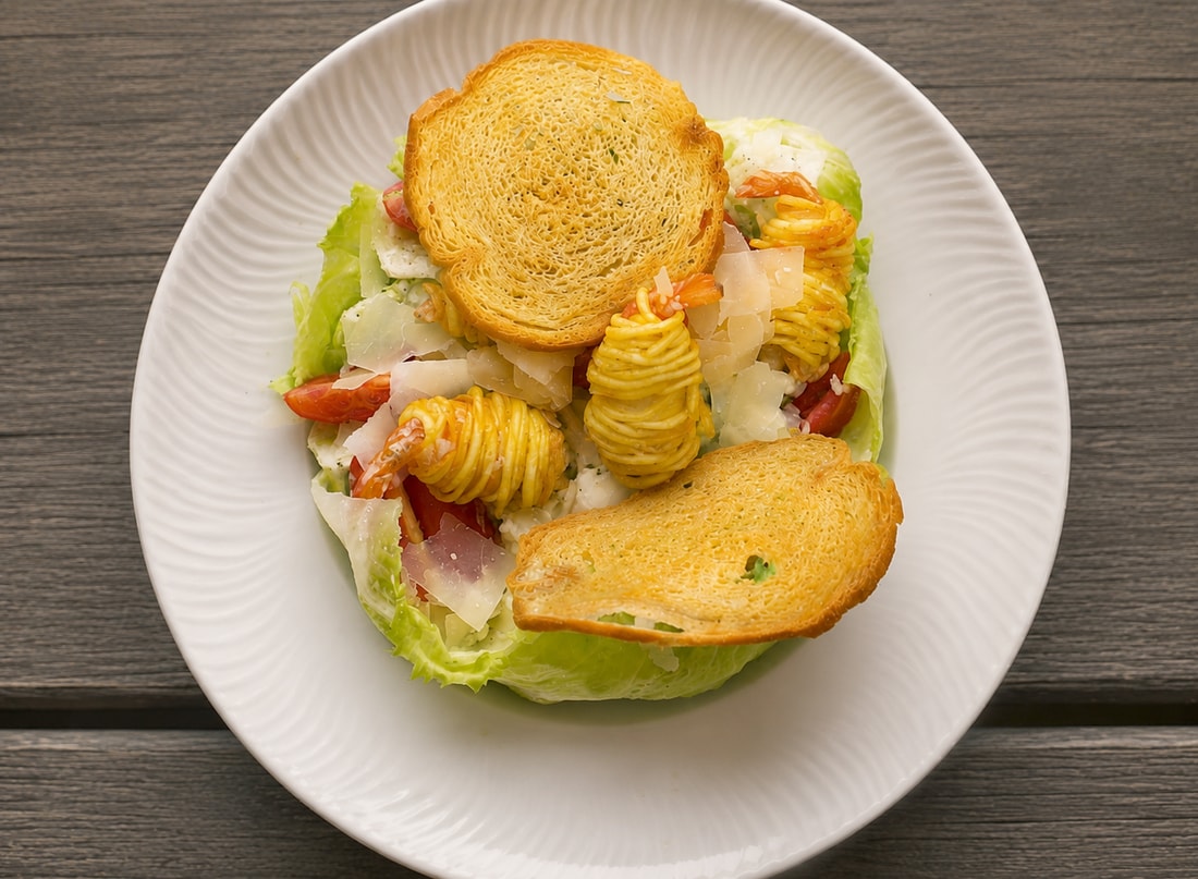 Cezar solata z gamberi, parmezanom in hrustljavimi kruhki